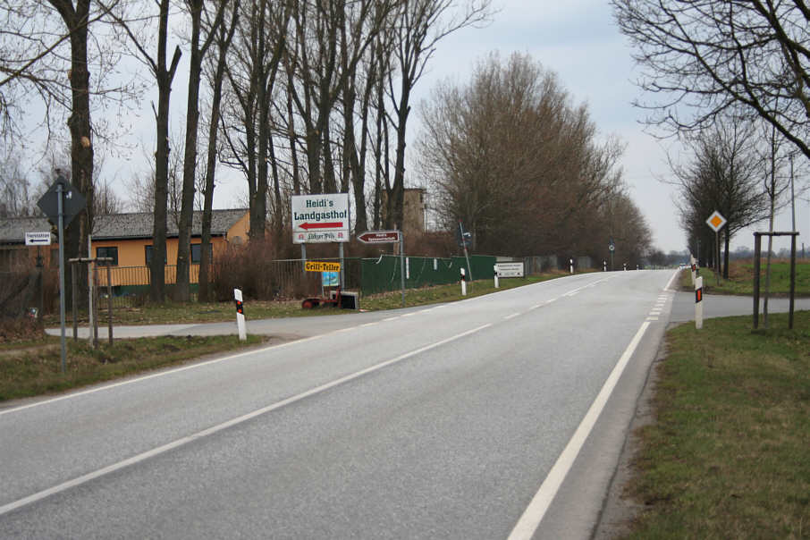 Geschwindigkeitskontrolle B 103 zwischen Plau am See und Karow am Abzweig zu Heidis Landgasthof, Tankstelle