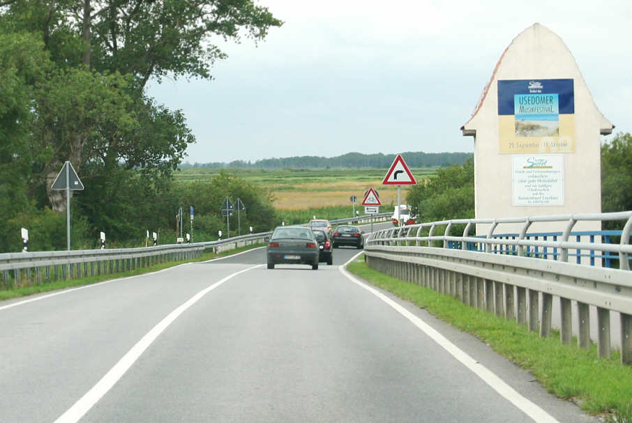 Flitzerblitzer B 110 zwischen Usedom-Stadt und Pinnow direkt nach der Zecheriner Brücke