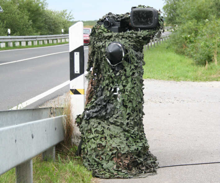 Radar Multanova VR 6F als Stativaufbau mit Tarnnetz