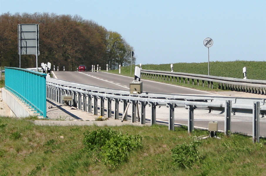 Aufbau Messung Einseitensensor 3.0 ES 3.0 eso hinter und unter Leitplanke Blick von hinten