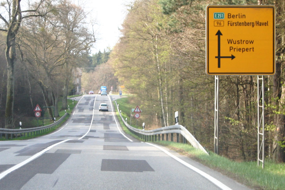 Geschwindigkeitskontrolle B 96 zwischen Fürstenberg und Neustrelitz am Abzweig nach Wustrow, Priepert
