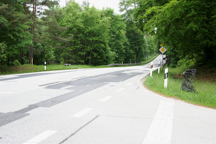 Radargerät mit Tarnnetz als Stativaufbau