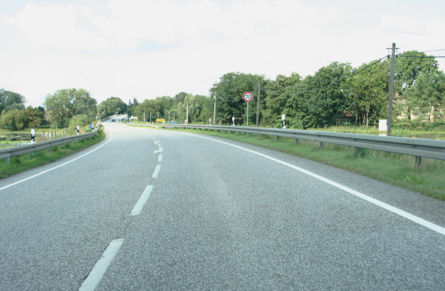 Geschwindigkeitskontrolle B 96 zwischen Groß Below und Burow an der Abfahrt nach Klempenow