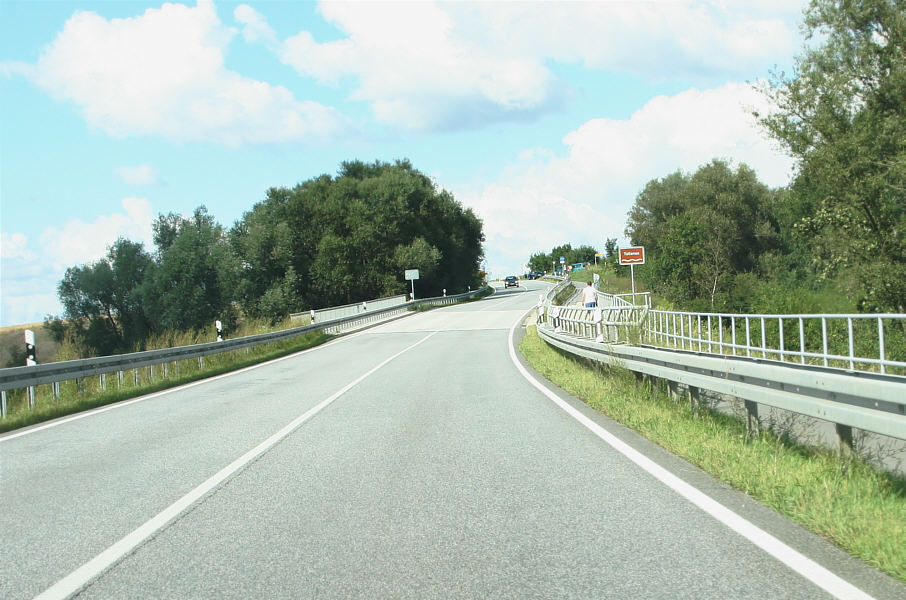 Flitzerblitzer B 96 zwischen Groß Below und Burow an der Abfahrt nach Klempenow