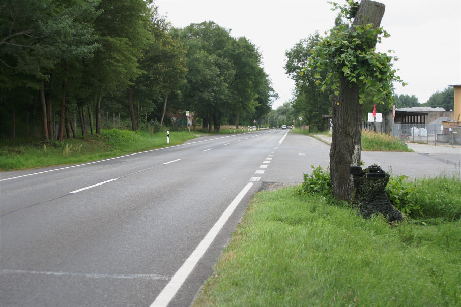 Flitzerblitzer B 96 zwischen Neubrandenburg und Neddemin in Höhe Neddemin-Bahnhof, Bitumen-, Betonwerk