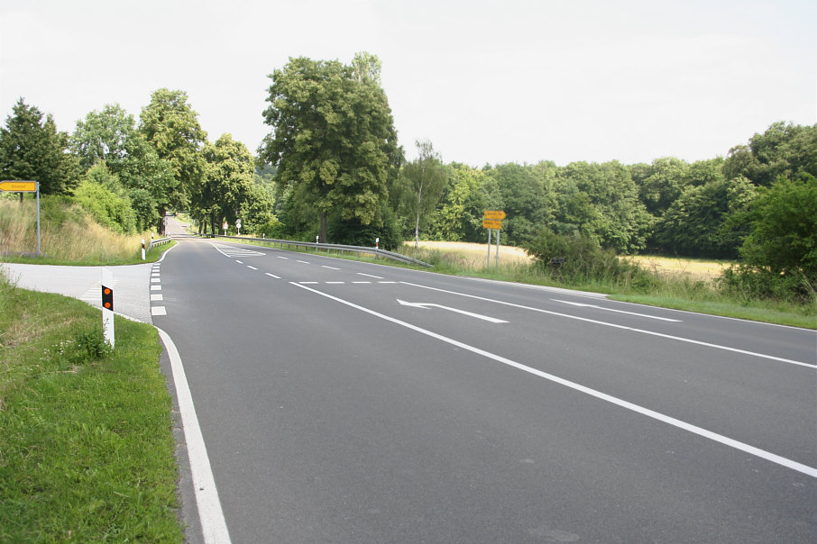 Geschwindigkeitskontrolle B 96 zwischen Weisdin und Usadel an der Abfahrt nach Ehrenhof