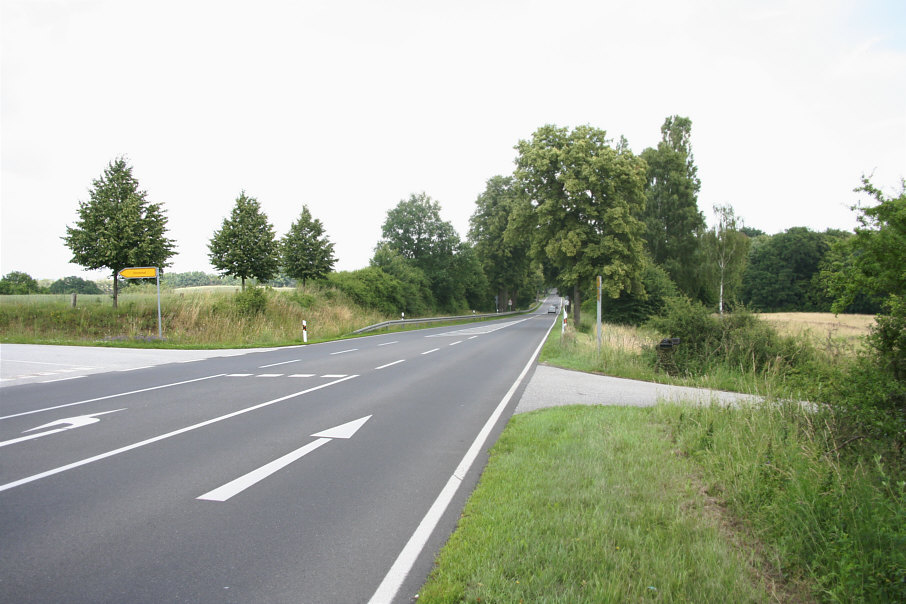 Flitzerblitzer B 96 zwischen Weisdin und Usadel an der Abfahrt nach Ehrenhof