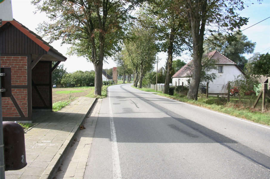 Anfahrt auf das unter einem Tarnnetz verstecktes Radargerät