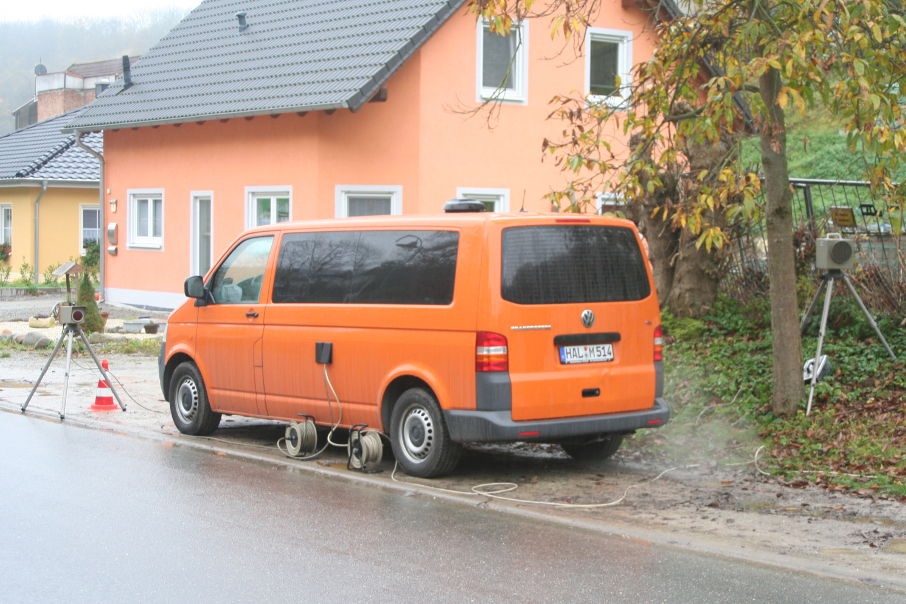 Flitzerblitzer, Polizei, oranger VW Transporter, VW Transporter, Kennzeichen, HAL-M 514