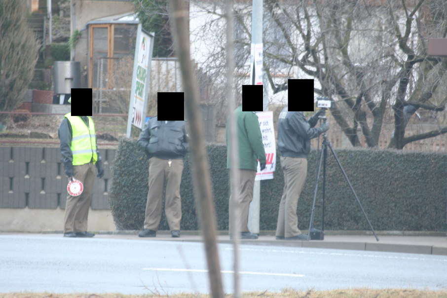 Anhalteposten zum Abkassieren der bösen Raser, Geschwindigkeitsmessung Freyburg Merseburger Straße kurz auf die Auffahrt zur B 176 (Umgehungsstraße)