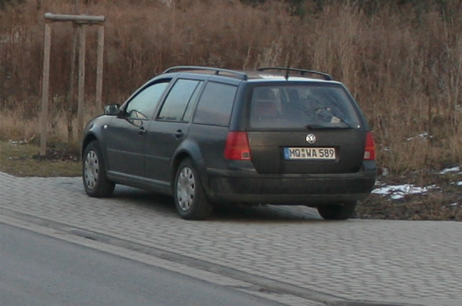 Flitzerblitzer Polizei VW Golf Kennzeichen MQ-WA 589