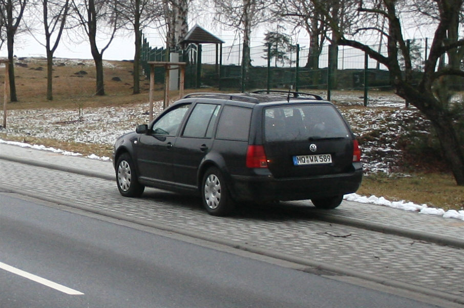 Flitzerblitzer Polizei VW Golf Kennzeichen MQ-WA 589