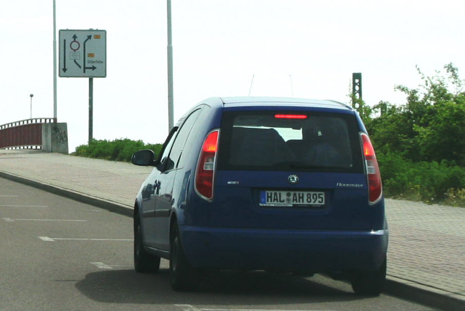 Flitzerblitzer, Stadt Halle, blauer Skoda Roomster, Kennzeichen HAL-AH 895