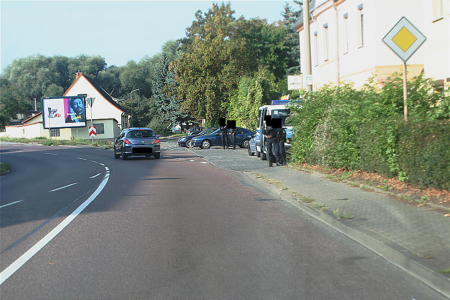 Laser, Lasermessung, Anhaltekommando, Sofortkasse, Anhalten, Haltekelle, Geschwindigkeitsmessung, Polizei, Merseburg, Amtshäuser Straße, Tankstelle, Schnitzelhütte.