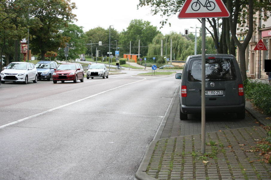 Blitzer, Merseburg, König-Heinrich-Straße, Parkstreifen, Parken, Heckscheibe, Heck, Heckscheibenmessung, Messfahrzeug