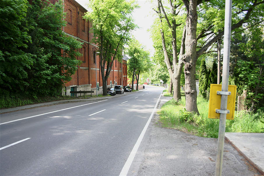 Geschwindigkeitskontrolle Naumburg Ortsteil Henne in Höhe des Hotels und Gasthauses "Zur Henne" in Fahrtrichtung Naumburg Innenstadt (L 205)