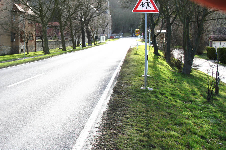 stationäre Geschwindigkeitskontrolle Naumburg Ortsteil Schulpforte Schulstraße; Fahrtrichtung Apolda, Weimar