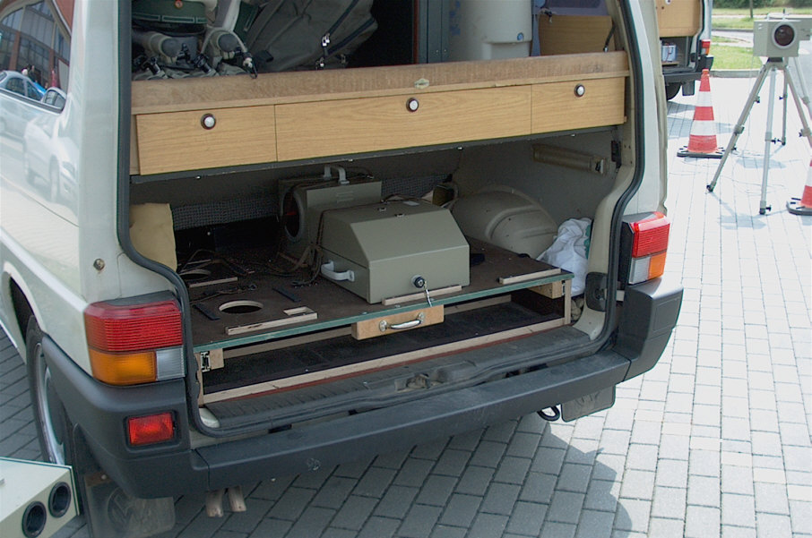 Flitzerblitzer Polizei VW Transporter Blick in den Kofferraum, Kennzeichen