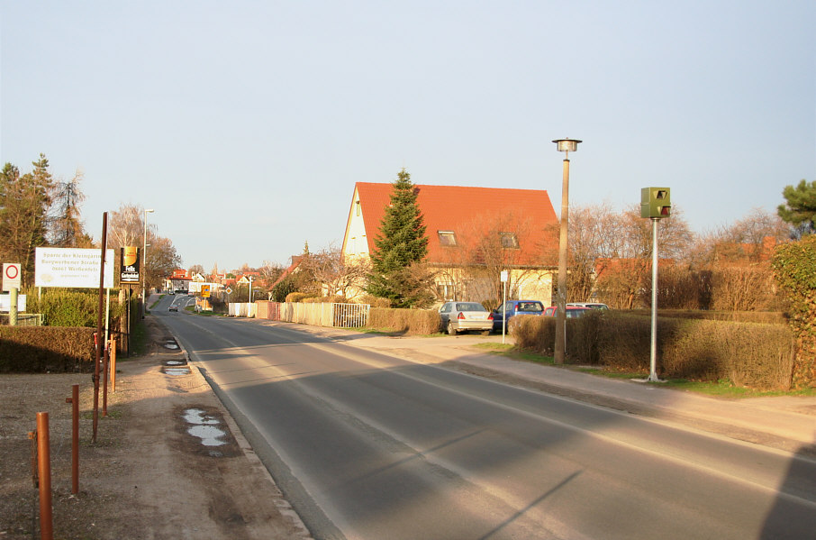 stationäre Geschwindigkeitskontrolle Attrappe Burgwerbener Straße in Fahrtrichtung Großkorbetha