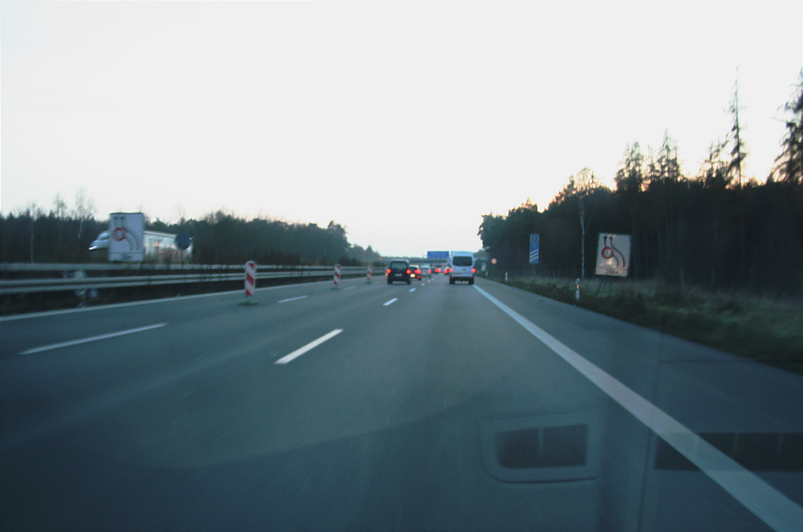 Geschwindigkeitskontrolle in einer Baustelle an der Abfahrt Dessau Süd in Fahrtrichtung München