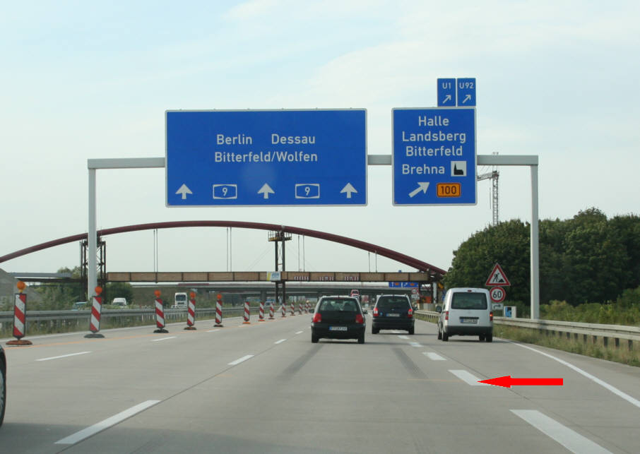 Flitzerblitzer auf der BAB 9 in einer Baustelle am Kreuz Halle in Fahrtrichtung Berlin