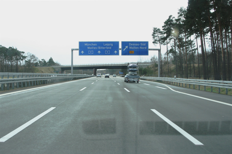 Geschwindigkeitskontrolle BAB 9 zwischen Dessau Süd und Bitterfeld-Wolfen kurz nach dem Parkplatz Mosigkauer Heide