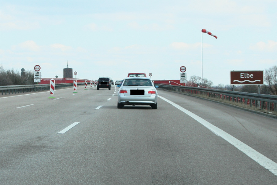 Geschwindigkeitsmessung BAB 9 zwischen Vockerrode und Coswig kurz nach der Elbebrücke in Fahrtrichtung Berlin