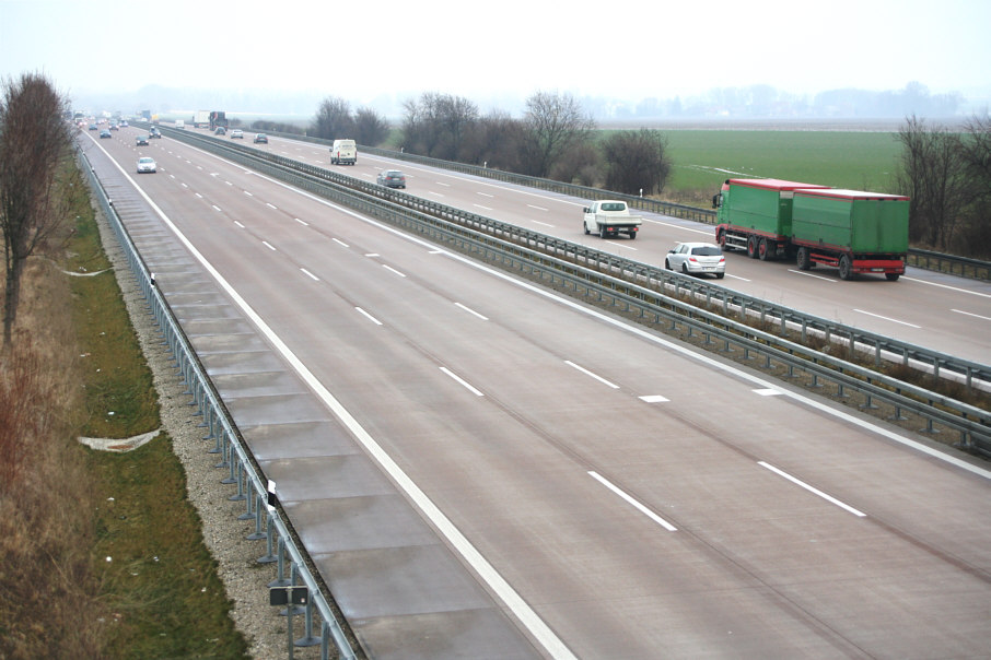 Messbereich, Überwachungsbereich, Abstandsmessung, Brücke, Markierungen, Fahrspur