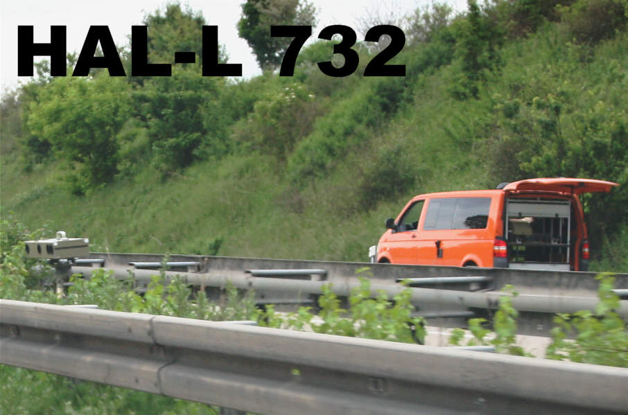 Flitzerblitzer Polizei Kennzeichen HAL-L 732, oranger Transporter