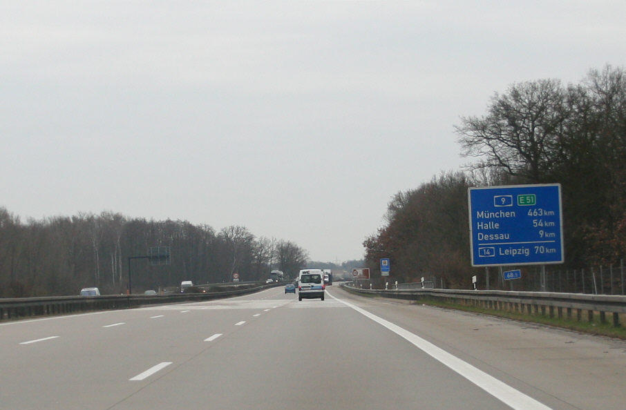 Geschwindigkeitskontrolle BAB 9 zwischen Vockerrode und Dessau Ost in Fahrtrichtung München