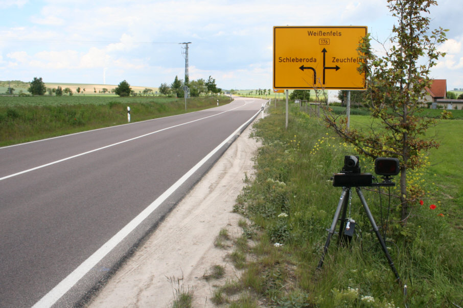 Blitzer Traffipax Speedophot als Stativaufbau