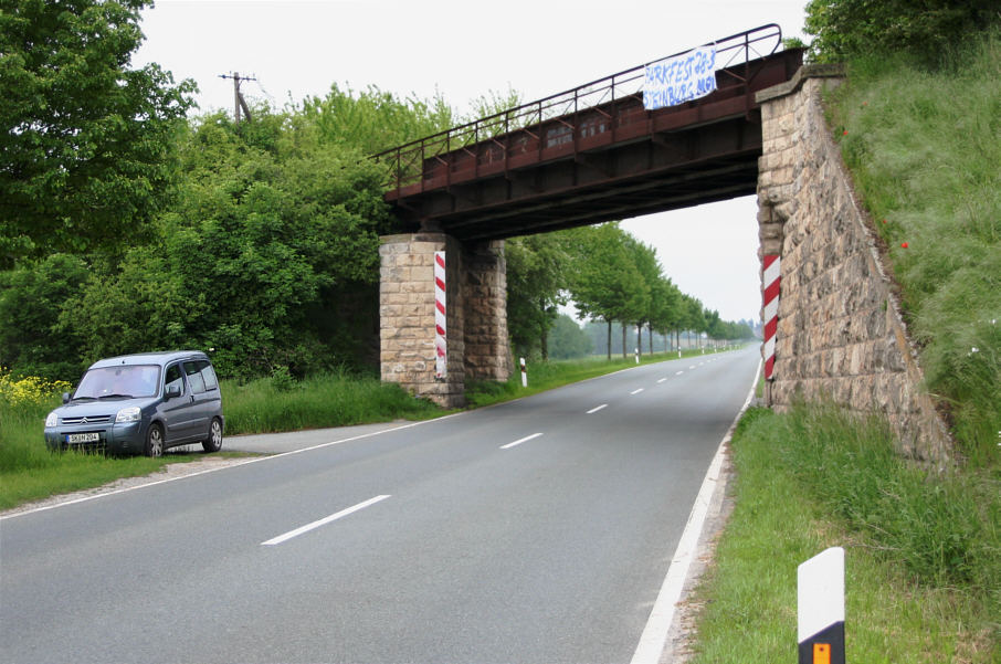 Blitzer B 176 zwischen Golzen und Laucha an der Bahnüberführung; 