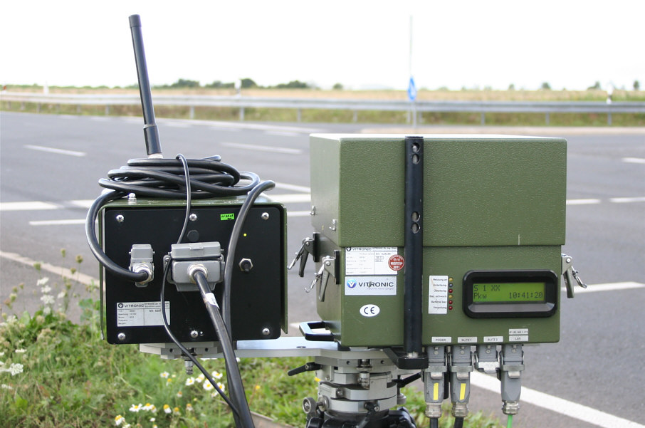Rückansicht PoliScanSpeed (PSS) mit aufgesetzter WLAN-Antenne