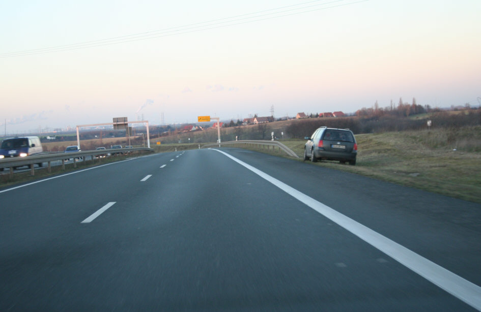 auffä,llig parkendes Kontrollfahrzeug Multanona VR 6F