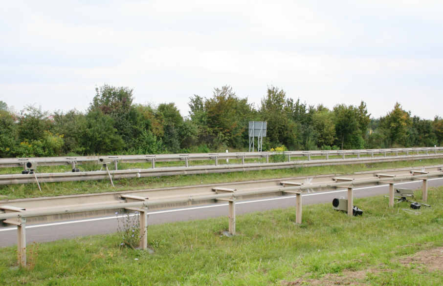 Blitz und Kamera ES 1.0 auf beiden Seiten Fahrbahn