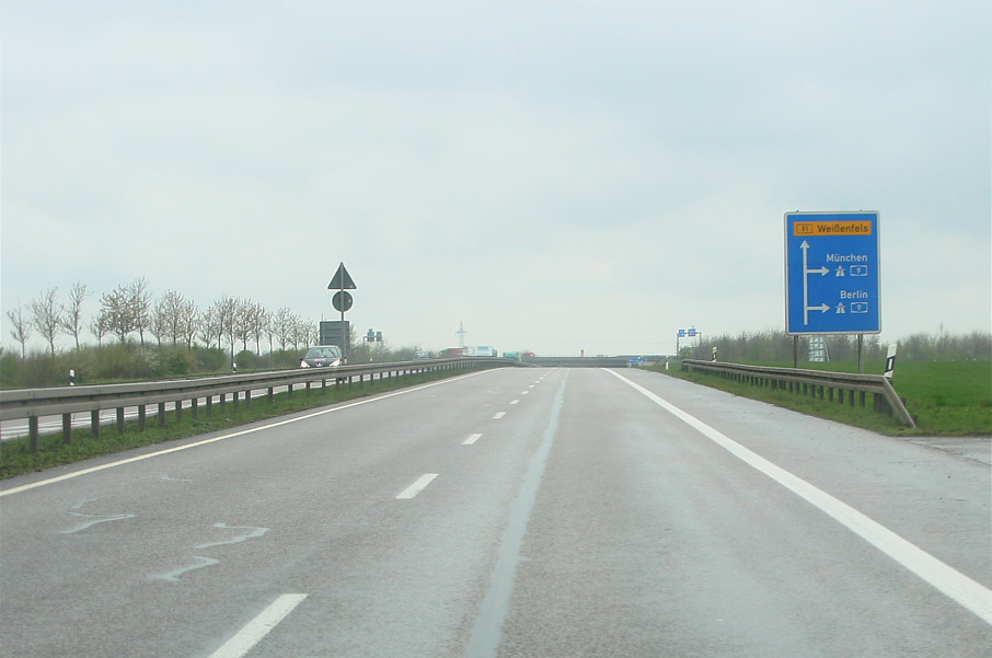 Geschwindigkeitskontrolle B 91 zwischen Deuben und Weißenfels direkt unterhalb der Autobahn 9 (A 9, BAB 9) zwischen der Auffahrt in Richtung Berlin und München in Fahrtrichtung Merseburg, Halle