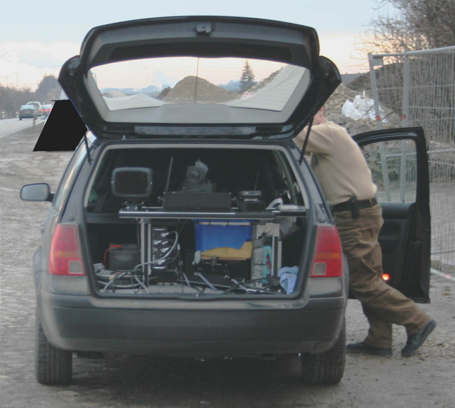 Radar Traffipax Speedophot Heckeinbau, geöffneter Kofferraumdeckel