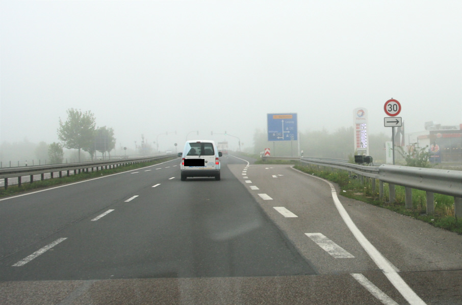 Geschwindigkeitskontrolle B 91 zwischen Merseburg und Weißenfels an der Abfahrt Bäumchen, Autohof