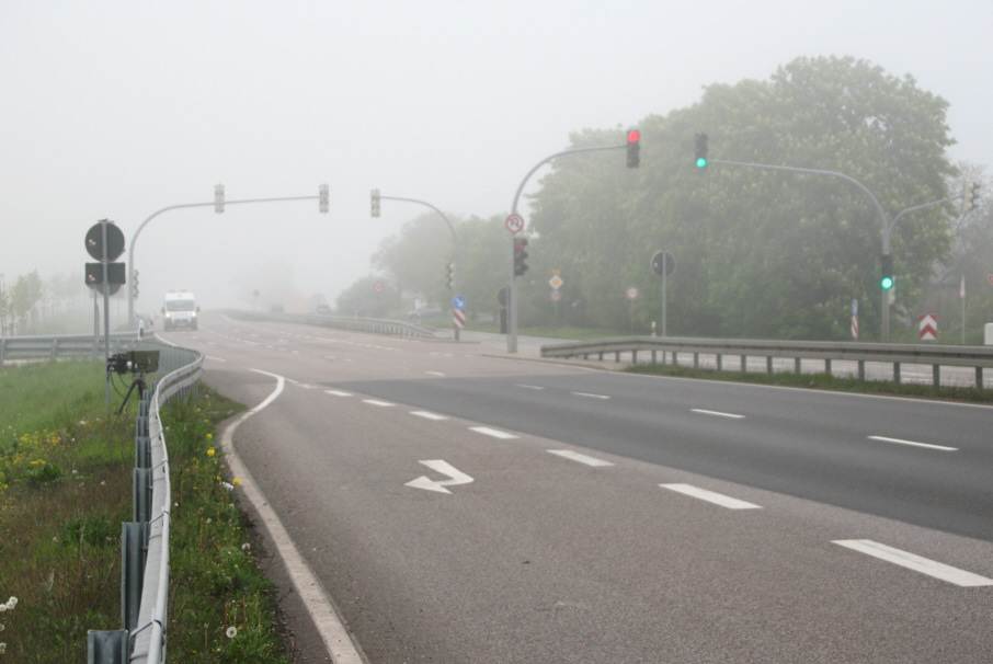 Flitzerblitzer B 91 zwischen Merseburg und Weißenfels an der Abfahrt Bäumchen, Autohof