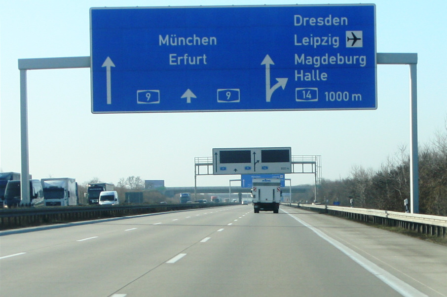 Geschwindigkeitskontrolle Polizei Autobahn (BAB) mittels Lichtschranke Überfahrt BAB 9 zur BAB 14 Schkeuditzer Kreuz