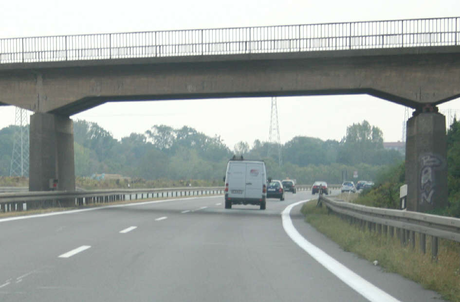 Brücke mit Foto- und Blitzeinheit der Lichtschranke