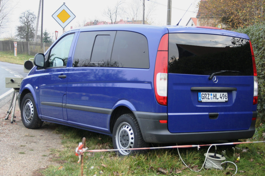 Flitzerblitzer, Polizei, blauer Mercedes, Kennzeichen, GRZ-HL 496