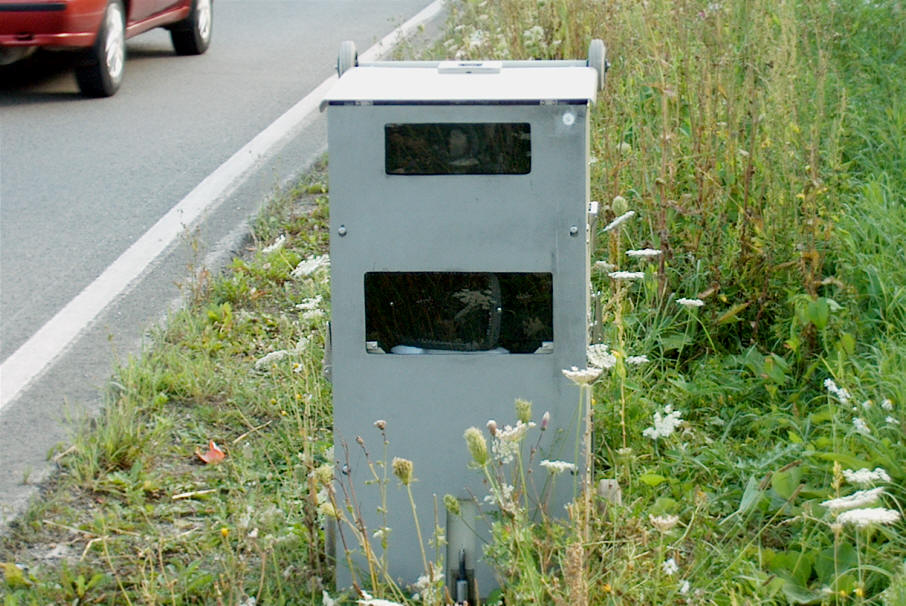 Blitzer Traffipax Speedoguard Mülltonne ohne Tarnung