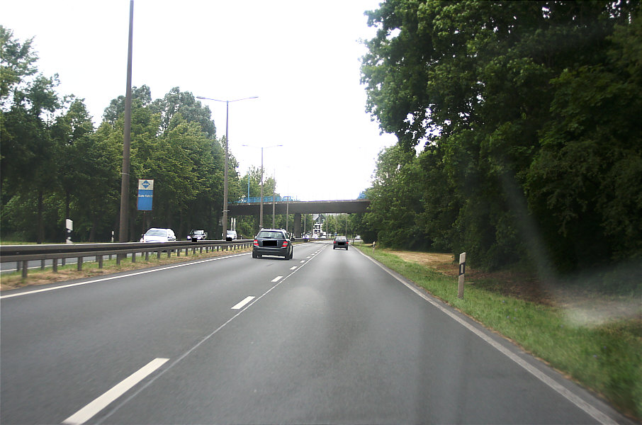 Geschwindigkeitskontrolle Jena Stadtrodaer Straße stadtauswärts zwischen der Abfahrt und Auffahrt Burgau in Fahrtrichtung Lobeda, Autobahn