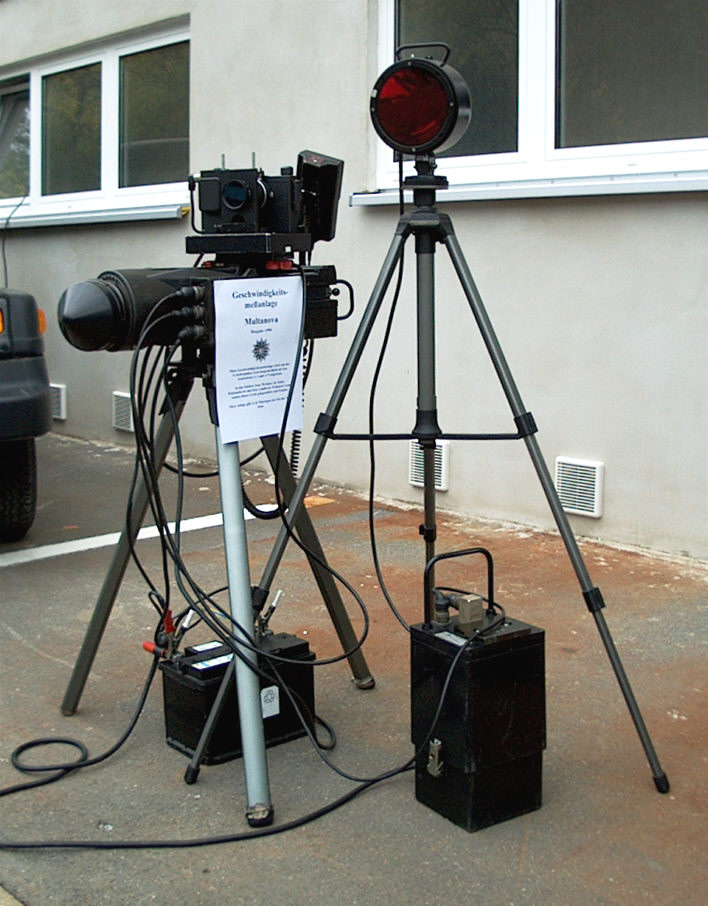 Radar, Multanova VR 6F, Geschwindigkeitsmessgerät, Blitzer, Flitzerblitzer, Stativaufbau, Blitz