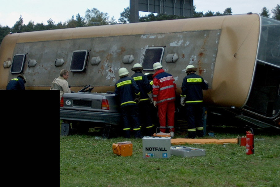 Darstellung schwerer Verkehrsunfall Bus und Pkw, Rettungskräfte, Verletzte, Tote, Spreizer, Rettung