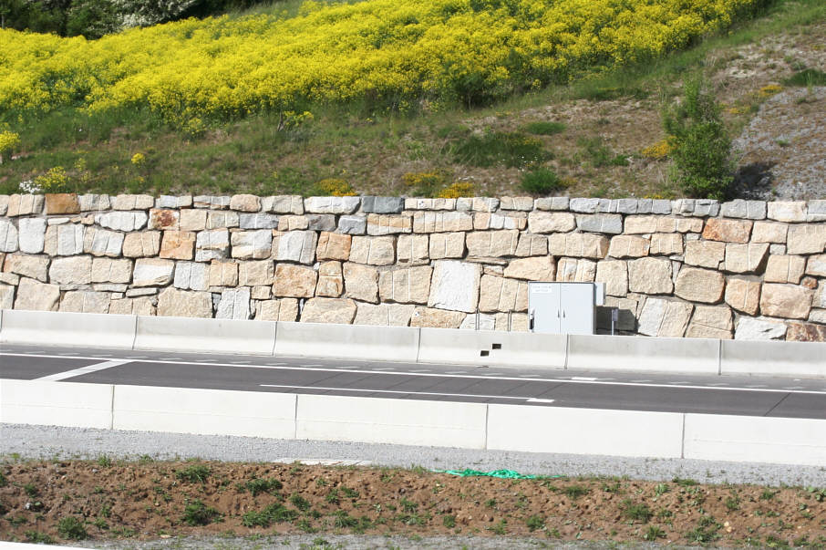 Abstandsmessung Jagdbergtunnel, Jena, Induktionsschleifen, Induktionsschleife, Viereck in Betonwand, Betonleitplanke