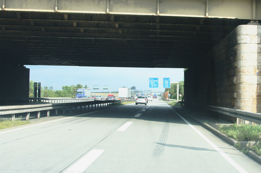 Geschwindigkeitsmessung BAB 9 Hermsdorfer Kreuz in der Überfahrt von der BAB 9 zur BAB 4 in Richtung Frankfurt