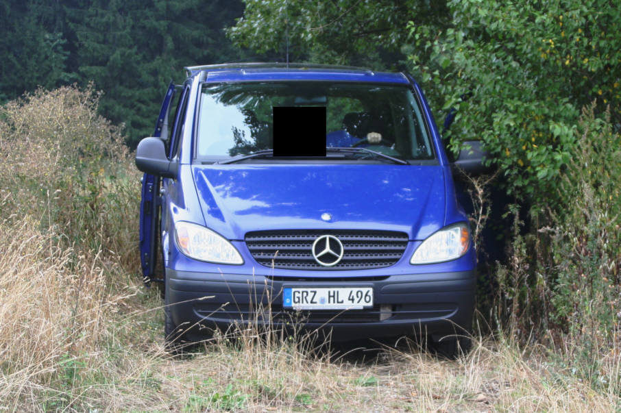 Flitzerblitzer, Polizei, blauer Mercedes, Kennzeichen, GRZ-HL 496