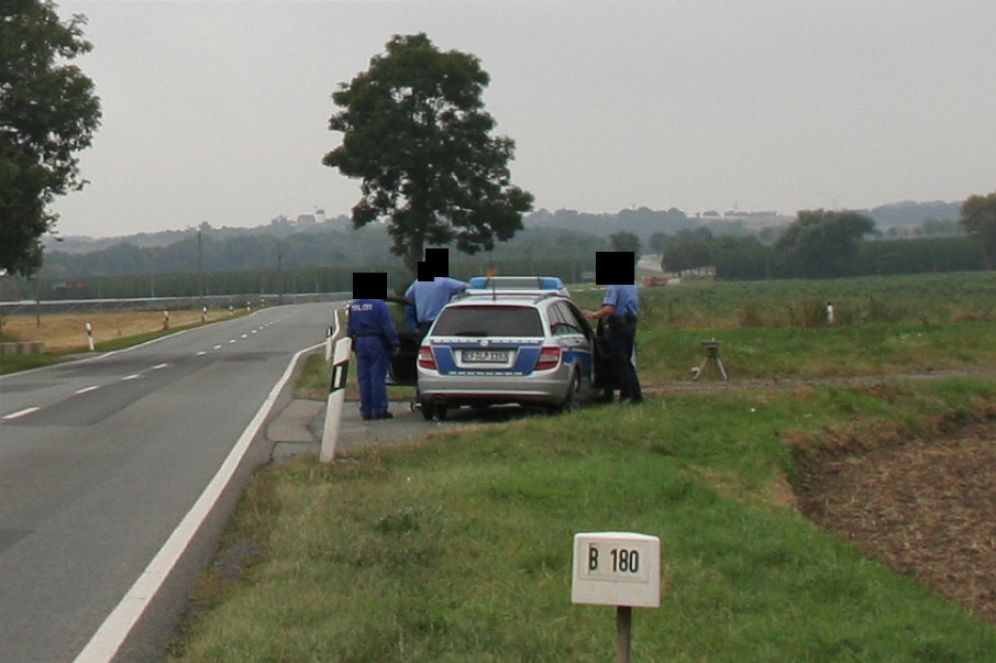 Flitzerblitzerfotograf, Streifenwagen, Verstärkung, Löschung, löschen, Bilder löschen, schlechtes Verhalten, Messbeamter, Polizeibeamter, Streifenwagen, Blaulicht